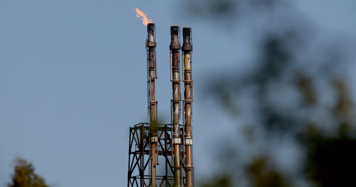 El precio del petróleo se desploma ante la expectativa de un posible acuerdo de paz entre Estados Unidos e IránEl crudo estadounidense West Texas Intermediate (WTI) retrocedió un 5,2%, mientras que el Brent, la referencia internacional, cayó un 4,7%. La baja se produjo después de que Donald Trump ordenara suspender nuevos ataques y afirmara que las nuevas conversaciones con Teherán comenzarán este lunes