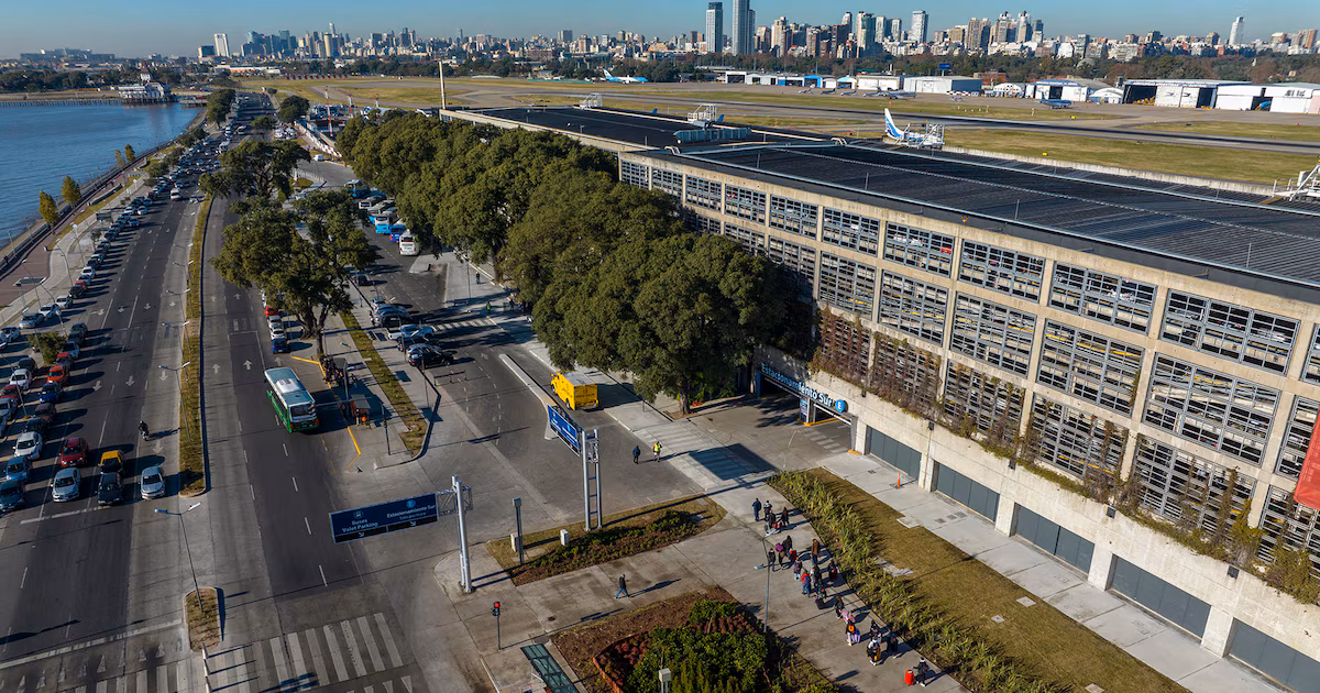 El Gobierno asegura que renegociará la concesión de los principales aeropuertos del país antes de fin de año