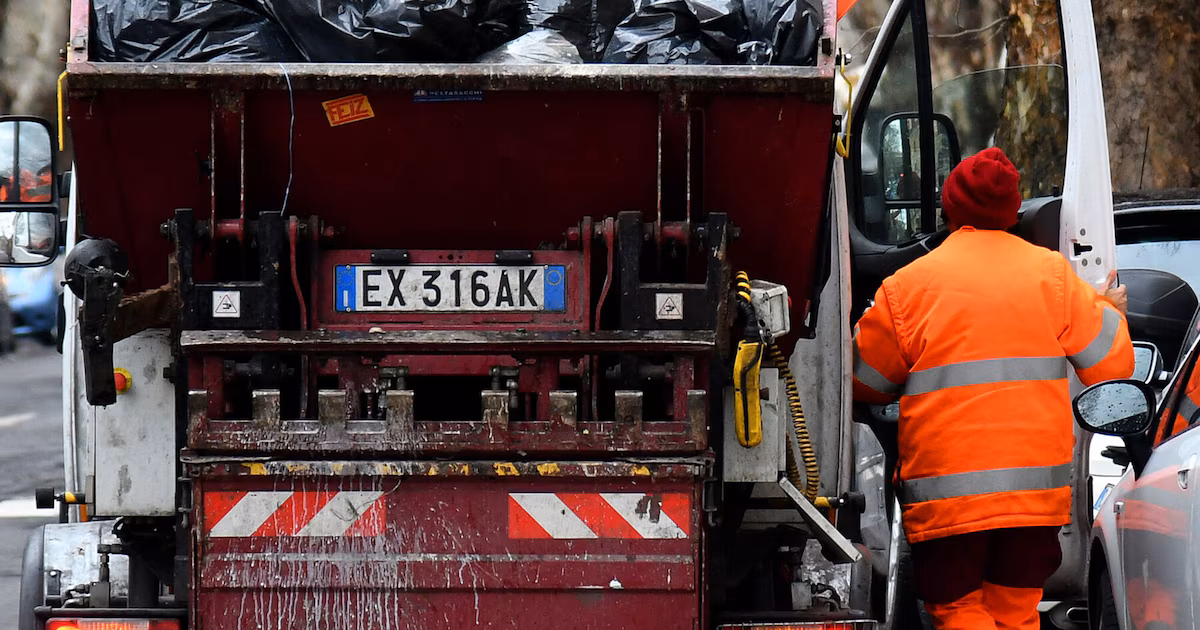 Recolectores de residuos en Italia ayudaron a recuperar un billete de lotería con un premio millonarioEl boleto estaba “milagrosamente entero” luego de que los trabajadores de la basura revisaran montones de residuos en su camión
