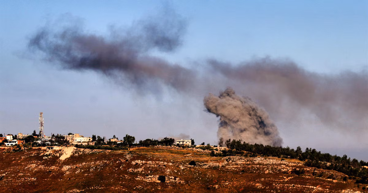 Israel lanzó una operación militar en el sur de Líbano en respuesta a un ataque del grupo terrorista HezbollahEl Ejército ordenó previamente el desplazamiento forzoso de los habitantes de Mansouri. La escalada ocurrió mientras avanzan en Roma las conversaciones impulsadas por Estados Unidos que buscan dejar esa franja bajo control de las fuerzas libanesas