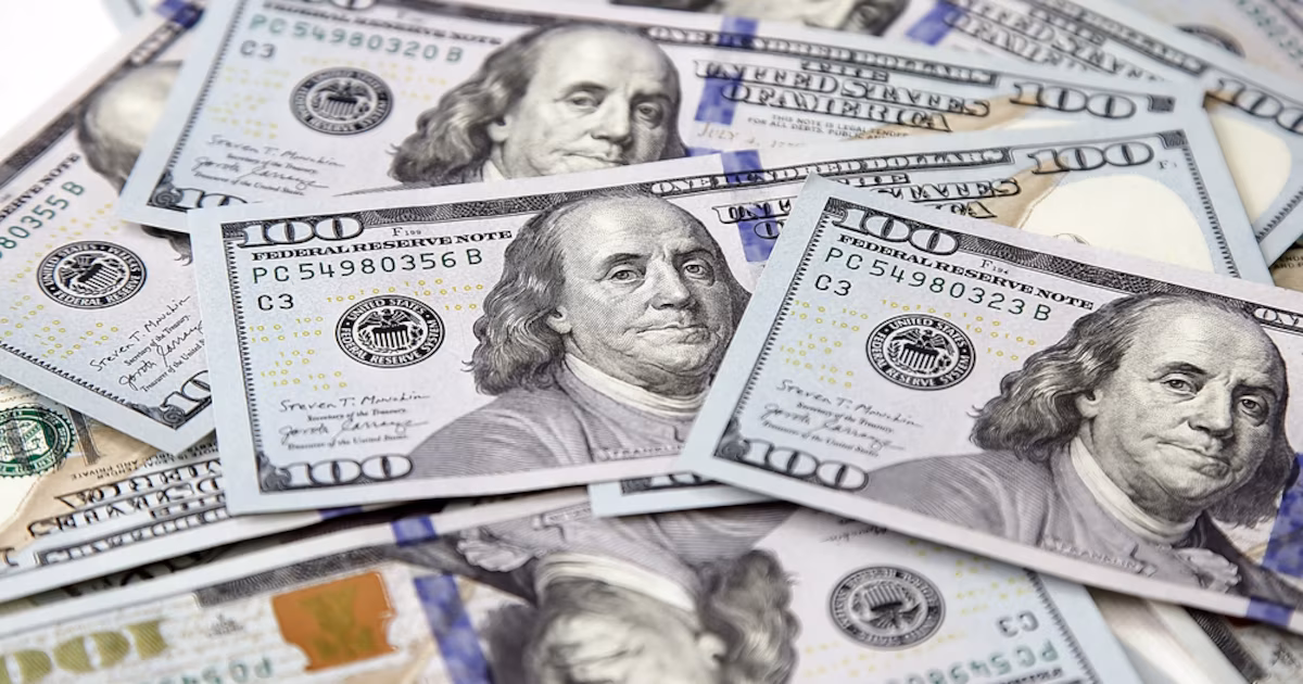 El dólar bajó por primera vez en la semana y cortó una racha de cuatro subas consecutivas