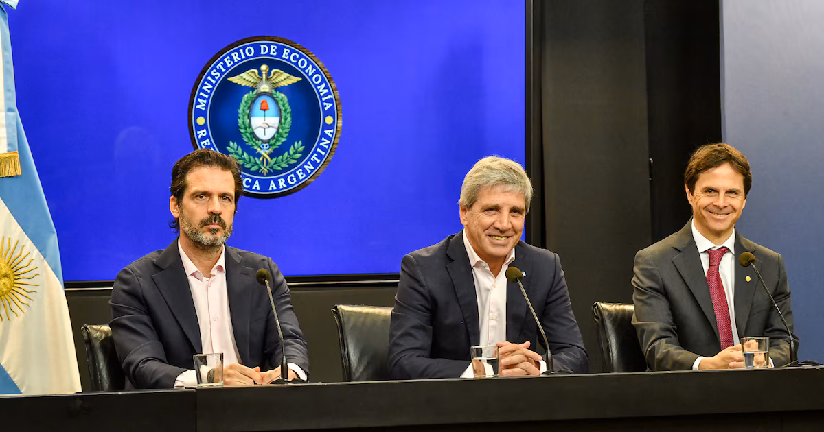 Créditos hipotecarios, dólares del colchón y rutas: las apuestas del Gobierno para reactivar la economía sin aumentar el gasto