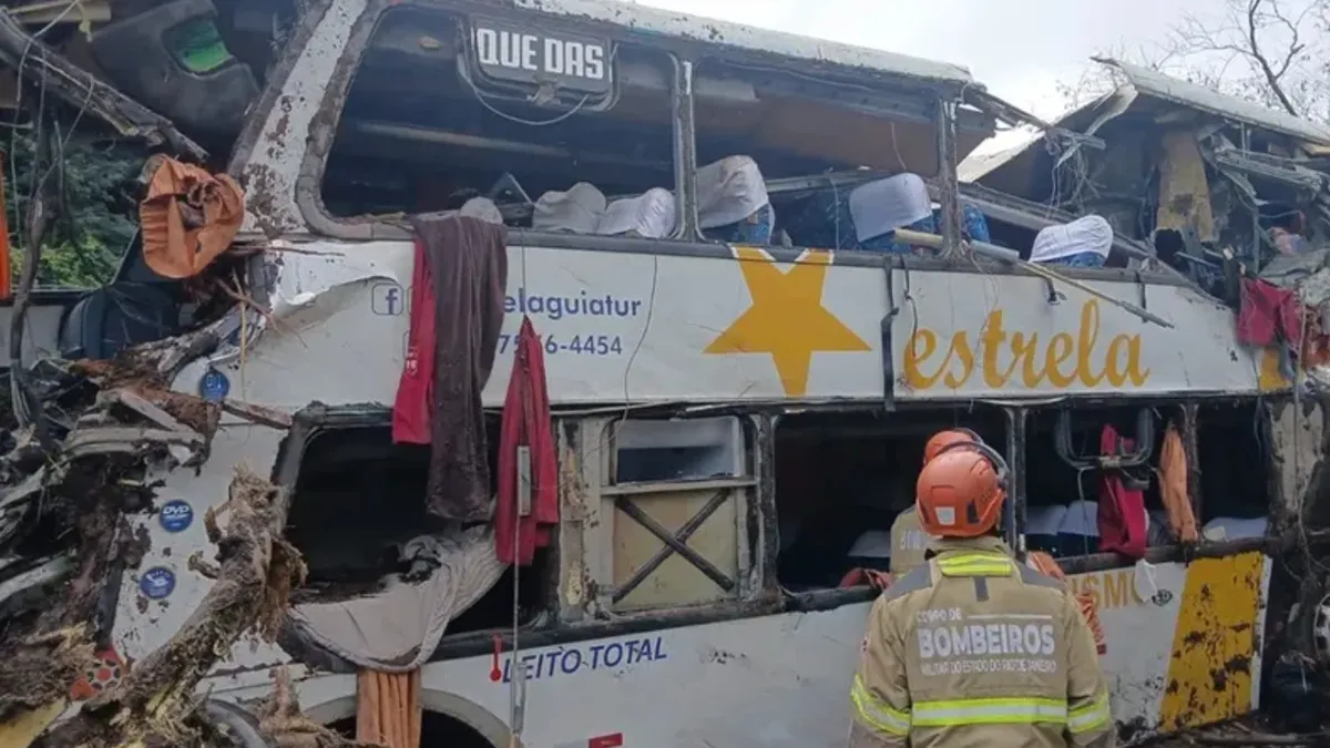 Tragedia en Brasil: volcó un micro y murieron 10 personas