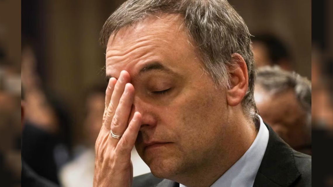 Millones en efectivo y miles de dólares en viajes: los gastos de Adorni que investiga la Justicia