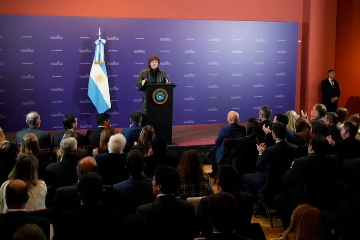 Medialunas y café. Milei recibe a diputados y senadores libertarios en la Casa Rosada