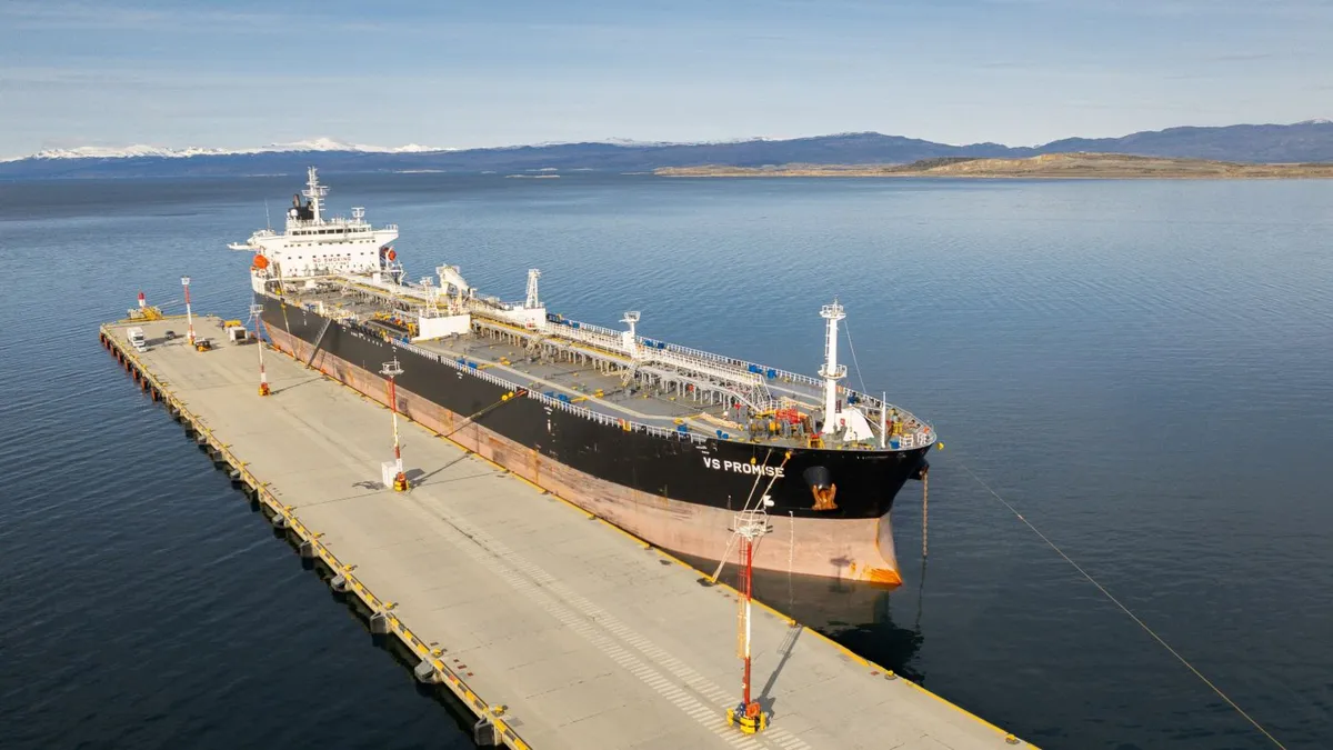El peronismo pide informes al Gobierno por el amarre del petrolero británico en Ushuaia