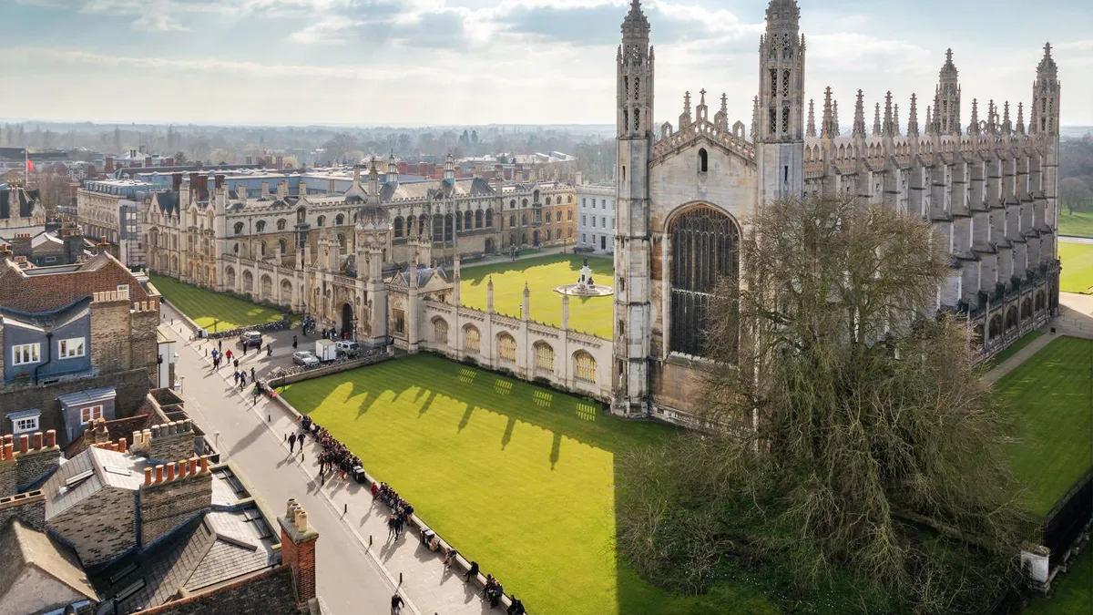Una muerte conmociona a la universidad de Cambridge: acusaciones de plagio, denuncias de acoso y una vorágine racista