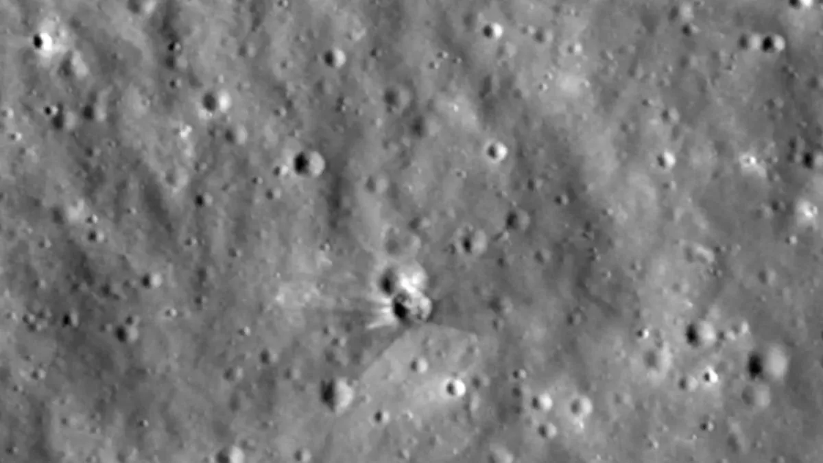 Imágenes de la NASA mostraron un cráter en la Luna causado por el choque de un cohete de SpaceX