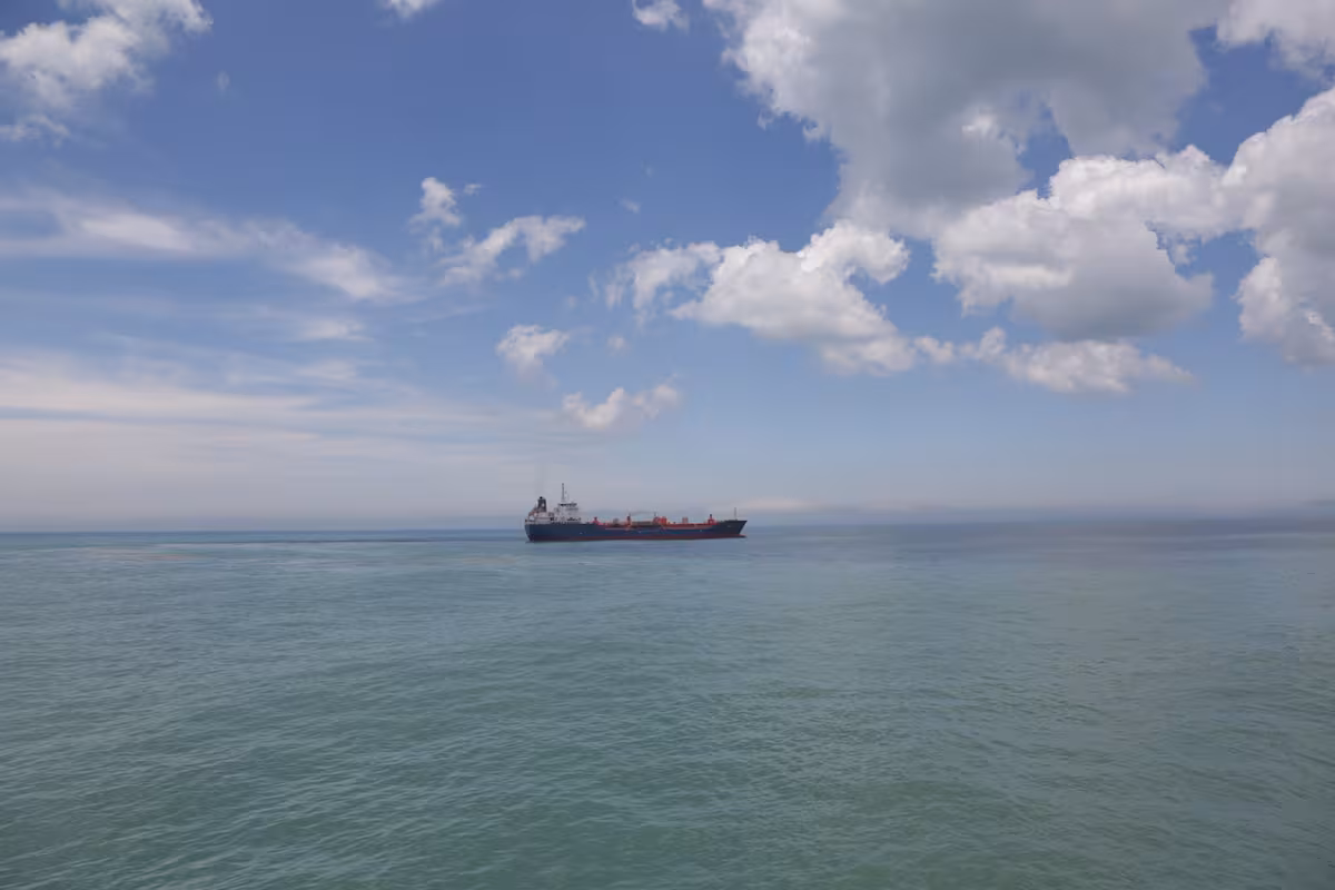 Multaron en más de $1800 millones a un buque extranjero que pescaba ilegalmente en aguas argentinas