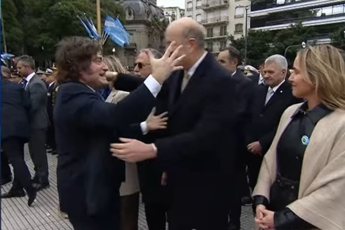 Palmadas y gestos de afecto. El fuerte abrazo de Milei a Sturzenegger en el acto por San Martín