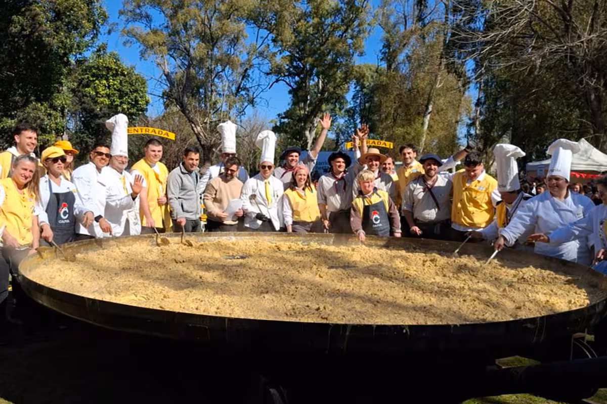 Para 3000 vecinos: usaron 10.000 huevos y crearon un omelette gigante