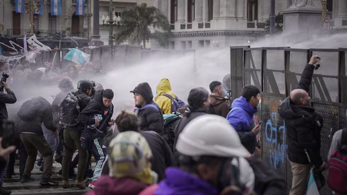 Represión, lluvia y multitud: así fue la jornada de manifestaciones frente al Congreso por la ley de tierras