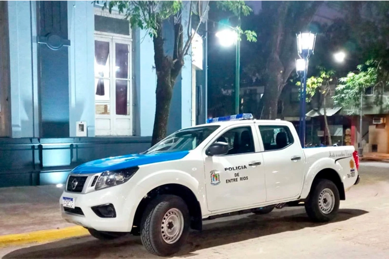Dos jóvenes resultaron heridos tras caer de una moto en Colón: el conductor dio positivo en alcoholemia