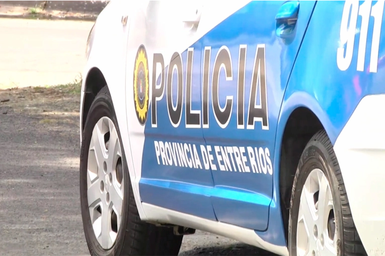 Entró a robar, preparó lo que se iba a llevar y lo encontraron escondido debajo de una cama