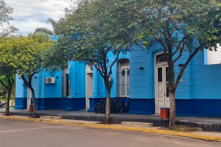 Una policía intentó separar una pelea y recibió un botellazo en el hombro