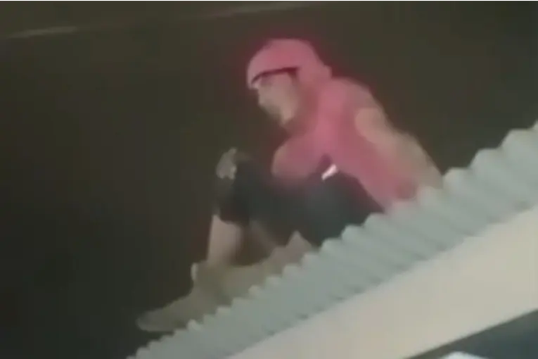 Video: un hombre se negó a bajar de un techo tras ser sorprendido por robo de limones