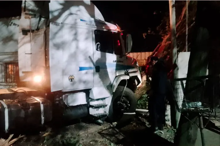 Camionero con 2,52 g/l de alcohol en sangre perdió el control y chocó contra un árbol en Chajarí