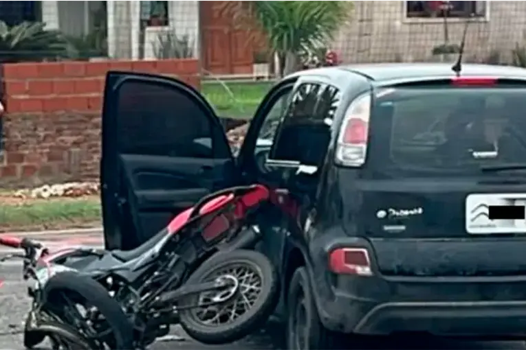 Grave choque entre un auto y una moto: joven de 19 años fue derivado a Paraná
