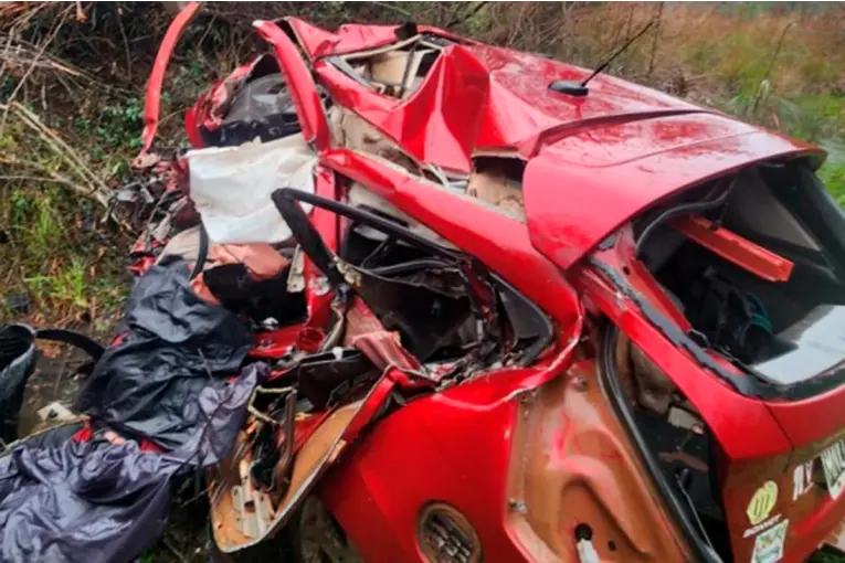 Dos muertos y dos heridos graves tras un choque frontal entre un auto y un camión en la Ruta 14