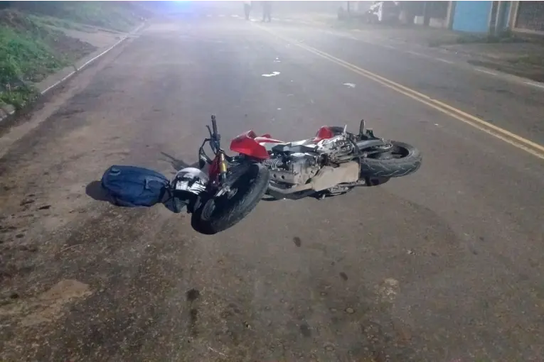Dos motociclistas chocaron de frente por la niebla en Paraná y uno sufrió graves fracturas