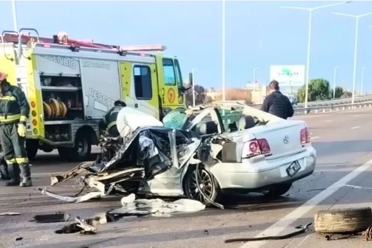 Un muerto y tres heridos en un choque entre un auto y un colectivo en Mendoza