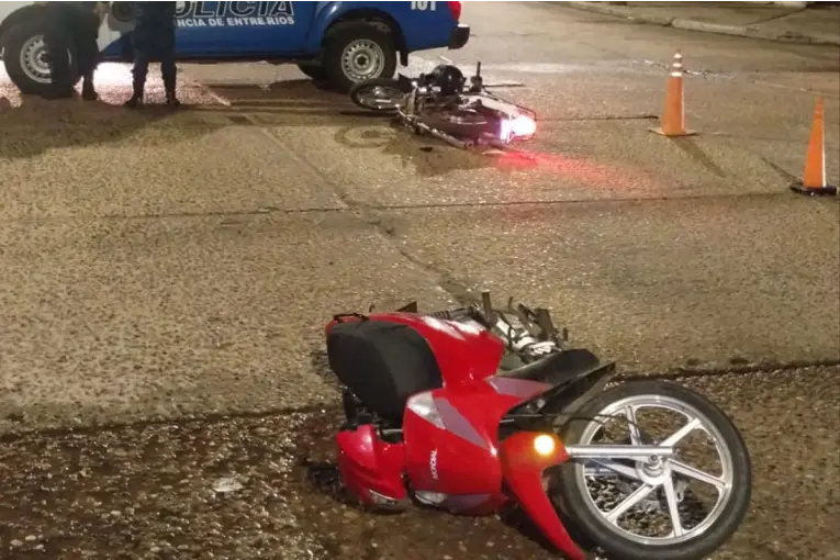 Una joven y un adolescente resultaron heridos tras un fuerte choque de motos en Concordia