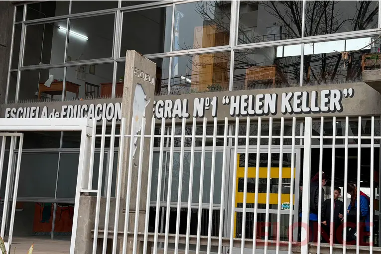 Robaron los celulares de tres alumnos de la Escuela Helen Keller de Paraná