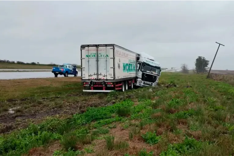 Una ráfaga de viento hizo despistar a un camión en Ruta 14