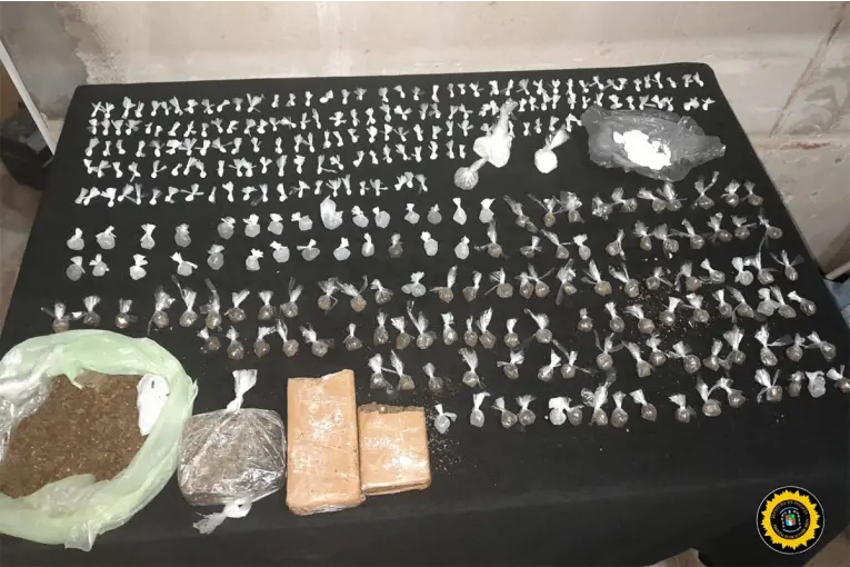 Allanamiento en un kiosco de calle Miguel David: cuatro detenidos y más de 200 dosis de droga secuestradas