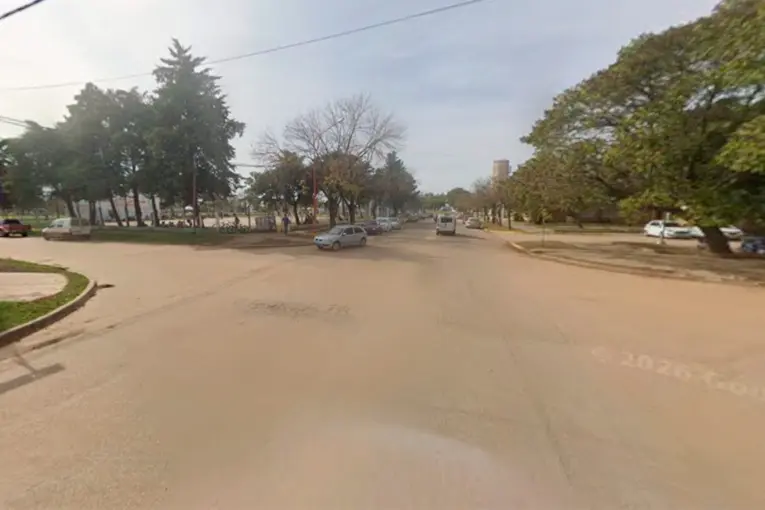 Iba en bicicleta, se acercó una moto y lo balearon: un detenido