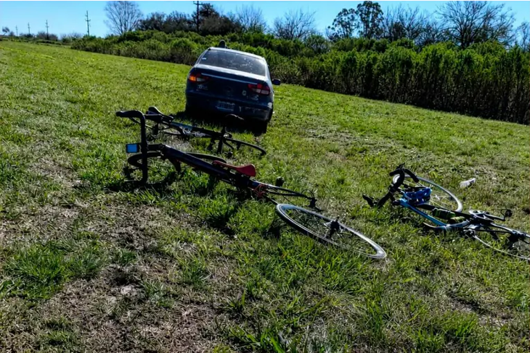Auto esquivó otro vehículo sobre Ruta 12, tuvo una avería y chocó a tres ciclistas en la banquina