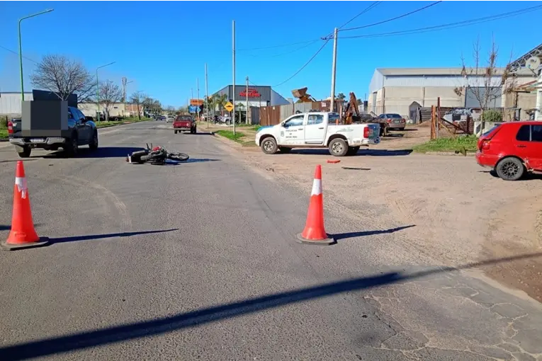 Fuerte choque entre un auto y una moto: un hombre sufrió fracturas de fémur y cadera