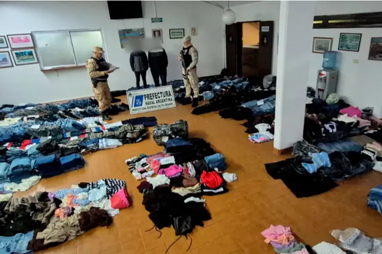 Hallaron un cargamento de ropa valuado en $52 millones cerca del río Uruguay en Entre Ríos