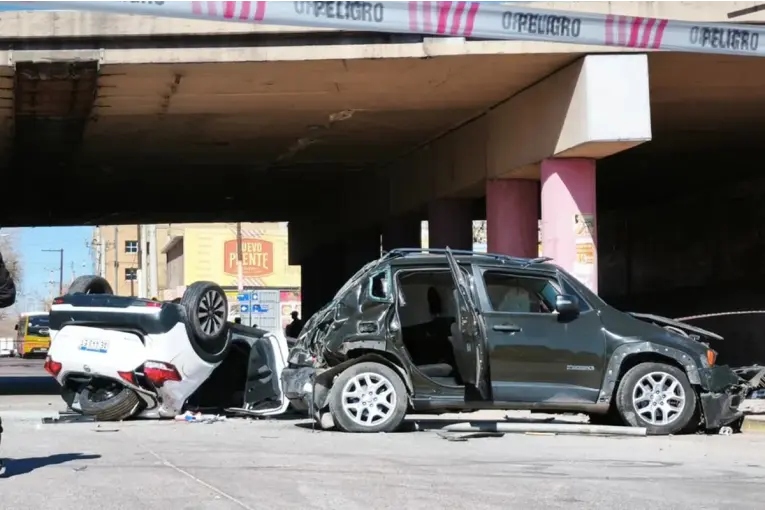 Choque múltiple en Mendoza: dos autos cayeron de un puente y un hombre murió