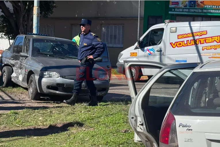Chocaron dos autos en esquina semaforizada de Paraná: uno de los conductores cruzó en rojo