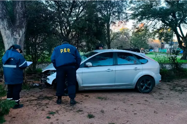 Un auto se incrustó en el predio de un club y el conductor dio positivo en alcoholemia