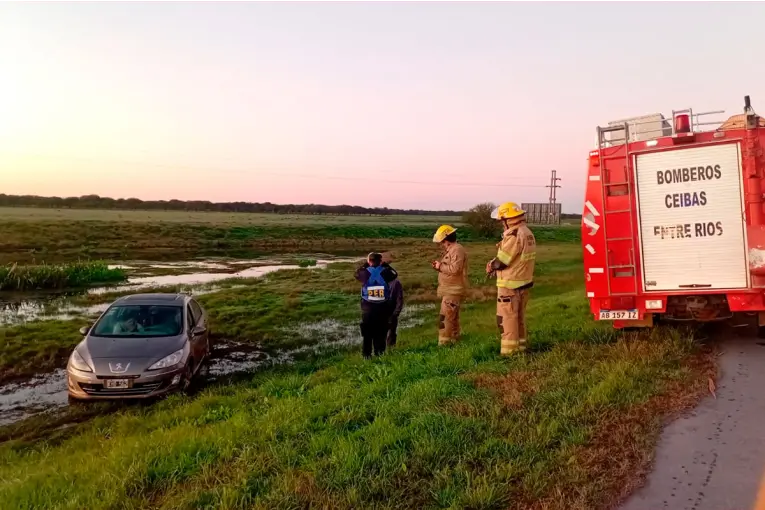 Auto despistó en la Ruta 14 y terminó en una zona de bañados: viajaban tres personas