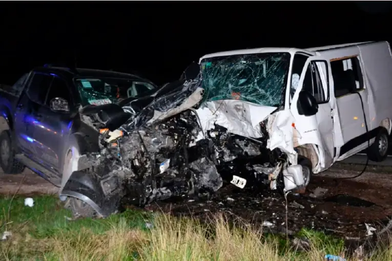 Combi con estudiantes de UTN chocó con camioneta en Ruta 33: murió una persona y hay diez heridos