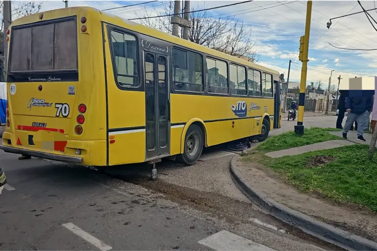Un colectivo chocó a una ciclista en Gualeguaychú: la mujer sufrió graves lesiones