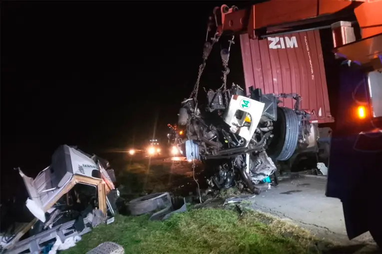Choque entre camiones en la Autopista 14: una cabina quedó totalmente destruida