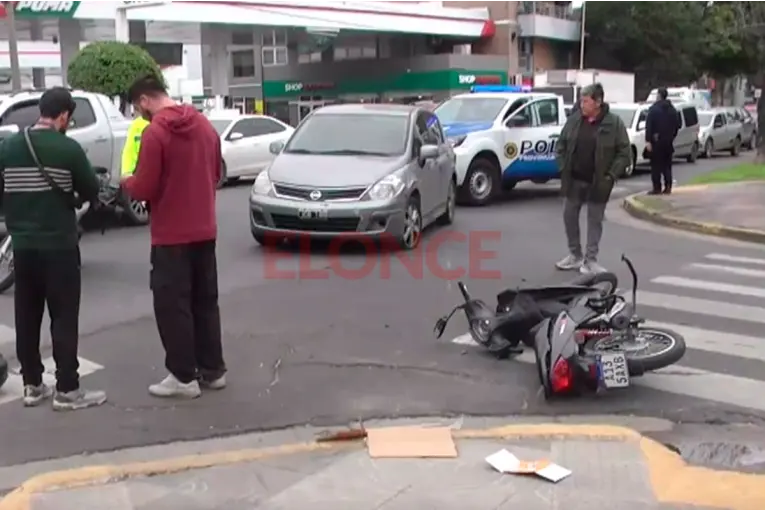 Fuerte accidente entre una moto y un auto en Paraná: una mujer resultó lesionada
