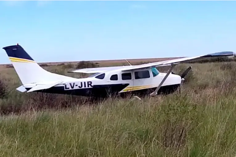 Hallaron una avioneta abandonada e investigan un posible vínculo con el narcotráfico
