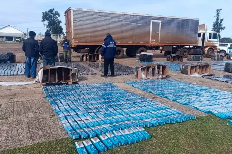 Un escáner descubrió contrabando millonario en Ruta 14: más de 4.000 cartones de cigarrillos y 350 kilos de pescado