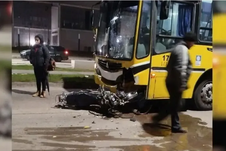 Accidente fatal en Santa Fe: un motociclista murió tras chocar con un colectivo