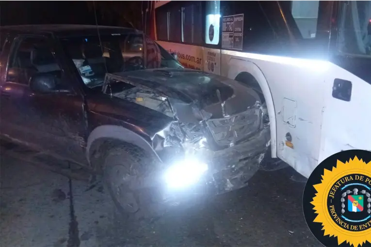 Una camioneta que se habría quedado sin frenos, chocó contra un colectivo