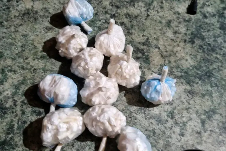 Incautaron más de 1000 dosis de cocaína en la vivienda de un hombre que fue baleado
