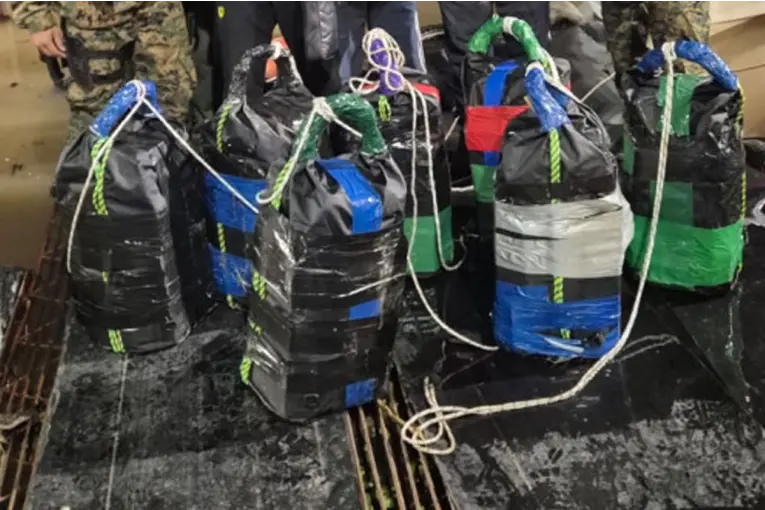 La compra de 25 bolsos por internet destapó un cargamento de droga en el río Paraná