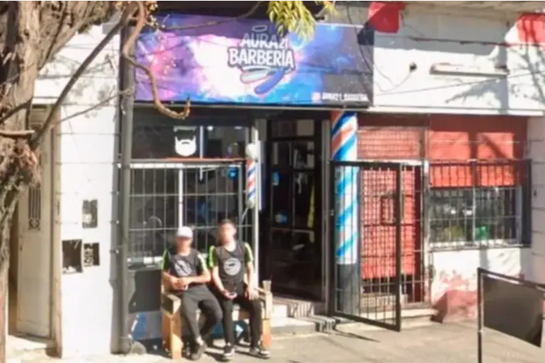 Video: adolescente apuñaló y mató a un joven tras una pelea frente a una barbería