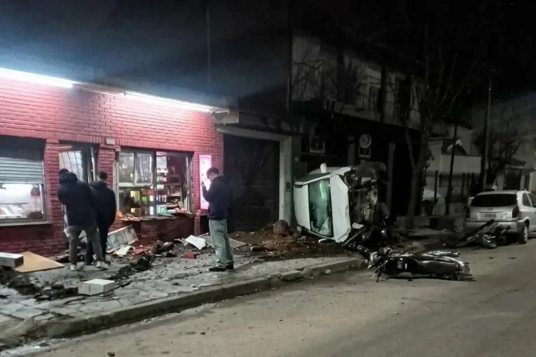 Mar del Plata: una camioneta volcó, atropelló a cinco personas y mató a un hombre