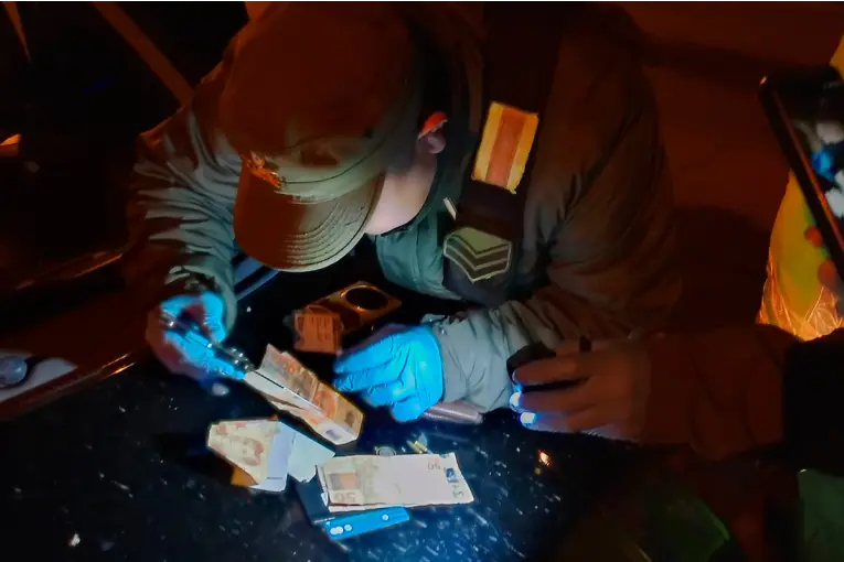 Hallaron droga y $4 millones en un auto durante un control vehicular